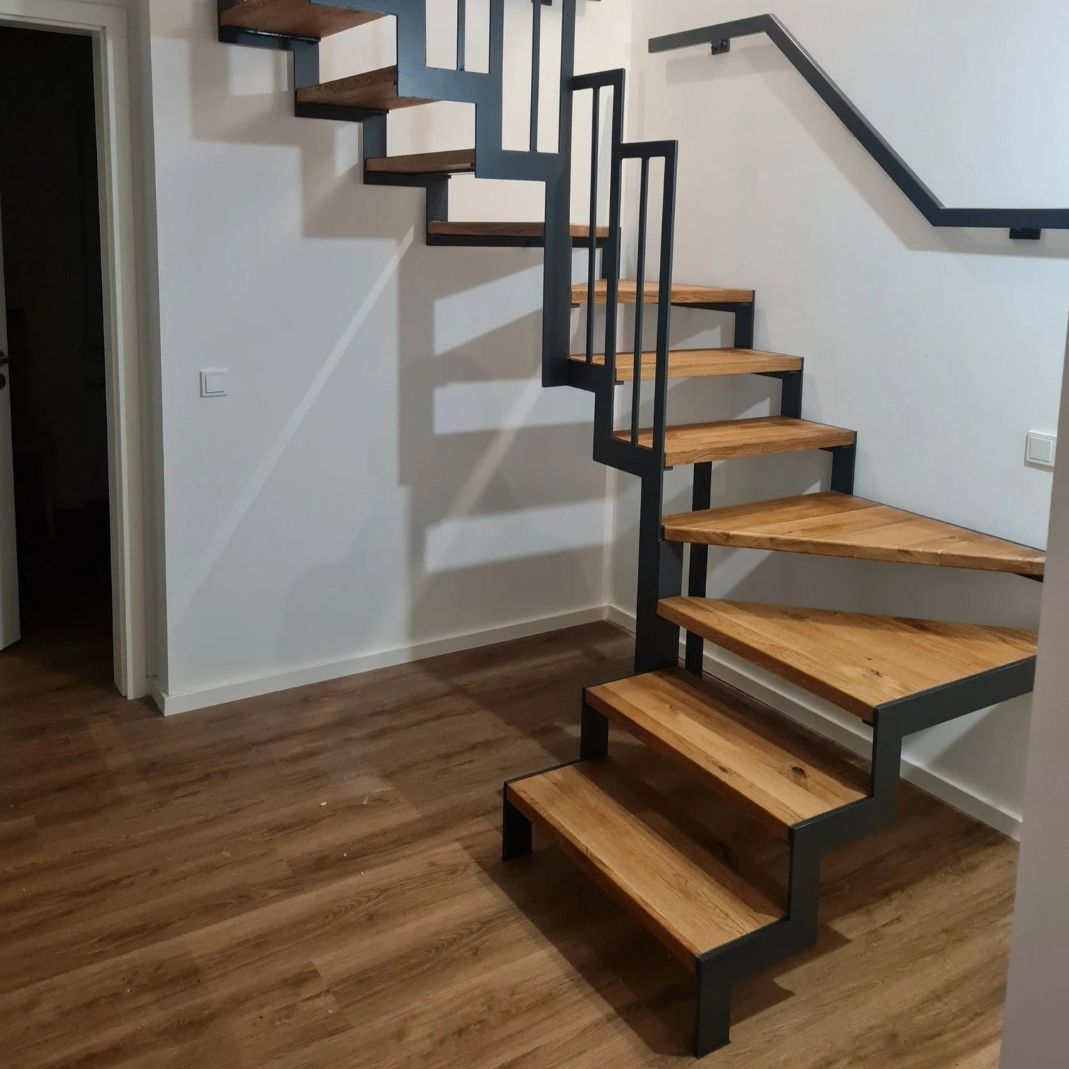 stahltreppe-mit-holzstufen-treppenstufen-eiche